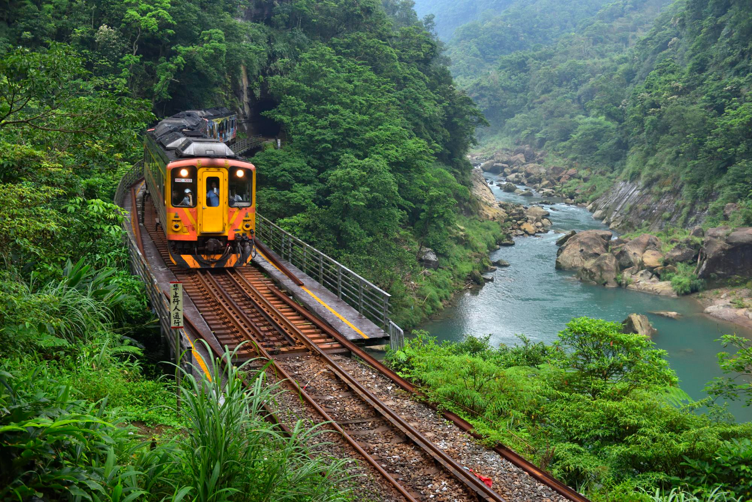 Puzzle Tren en las montañas