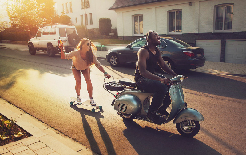 Puzzle Chica en skate y vespa