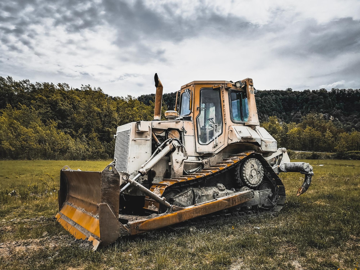 Puzzle Excavadora abandonada en el bosque