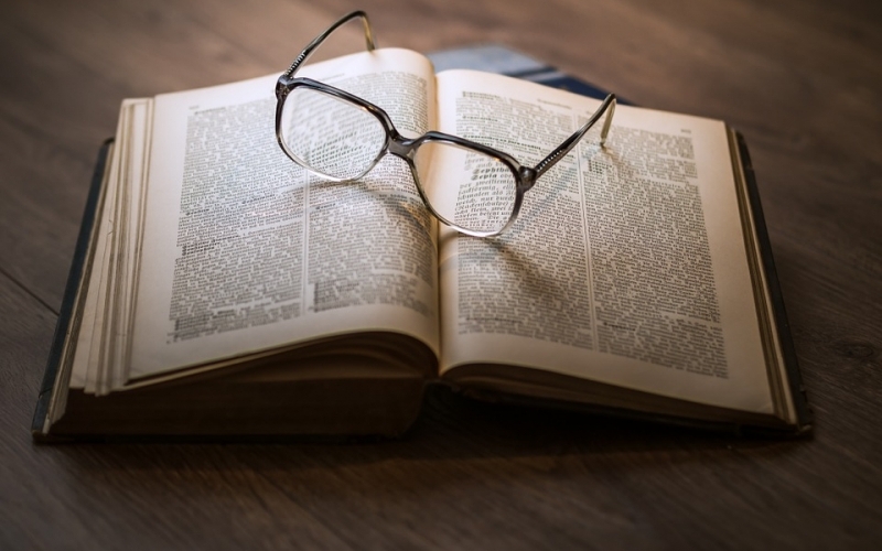 Puzzle Gafas y libro