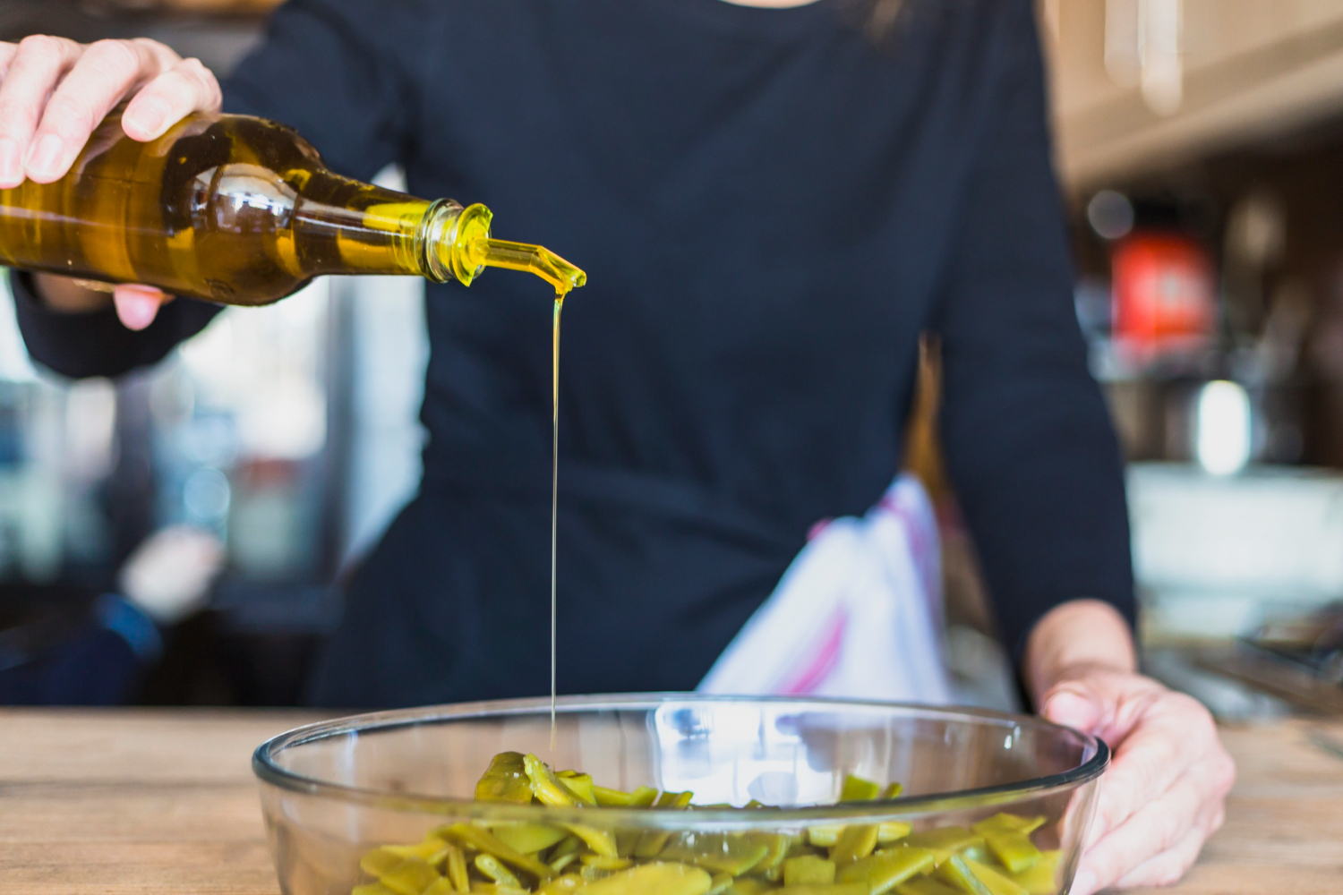 Por qué el aceite de oliva virgen extra es el ingrediente esencial de la cocina mediterránea
